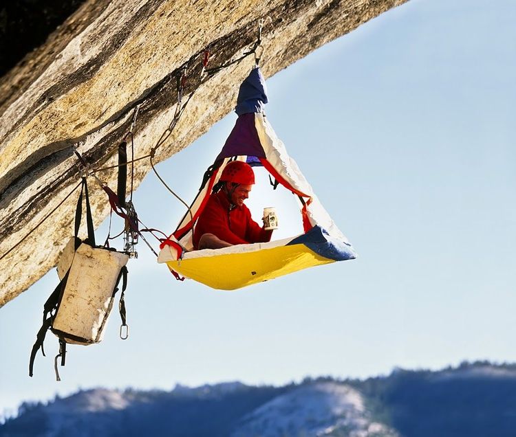 portaledge pour dormir sur une falaise