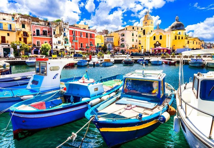 Le bleu de la mer et les couleurs pastel des maisons se répondent © freeartist/123RF
