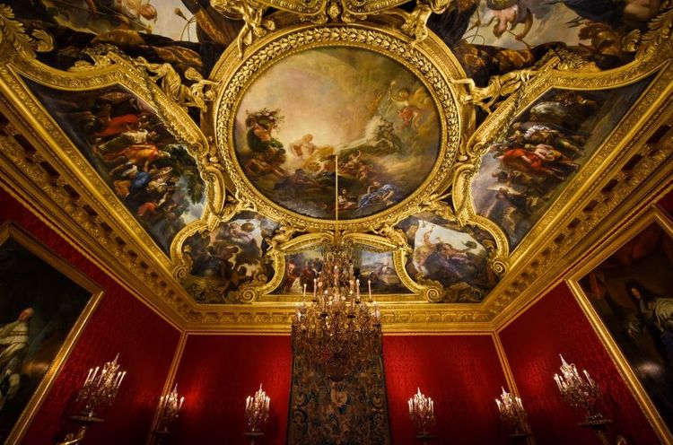 Le lustre et les peintures au plafond du salon d'Apollon © DONG Wenliang/123rf