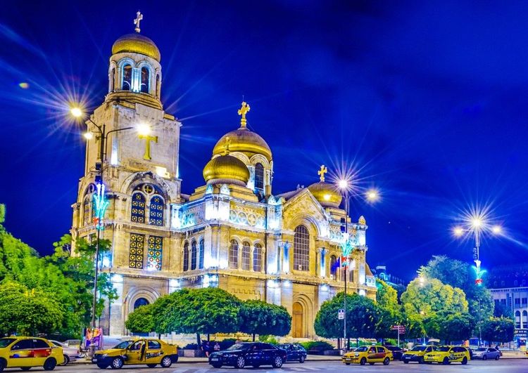 Illuminée, la cathédrale marque sa prépondérance parmi les monuments de Varna