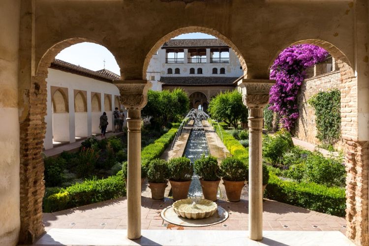 Le patio de la Acequia du palais du Generalife, et son jardin