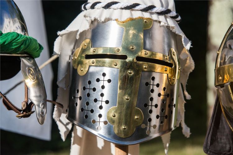 Casque métallique de cavalier pour les reconstitutions historiques d'Angles-sur-l'Anglin.