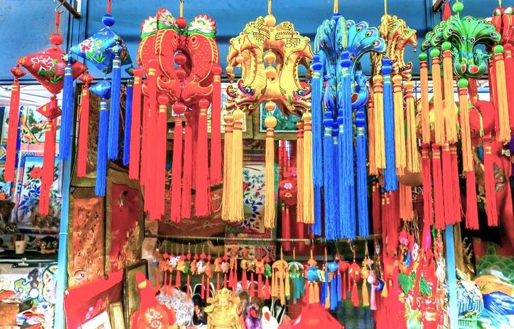 Décorations en soie sur le marché Xiushui