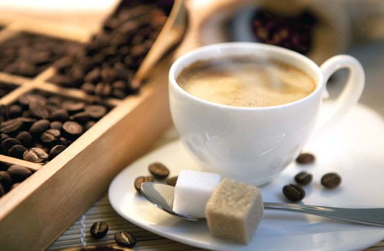 Une tasse d’Arabica et une sélection de grains de café..