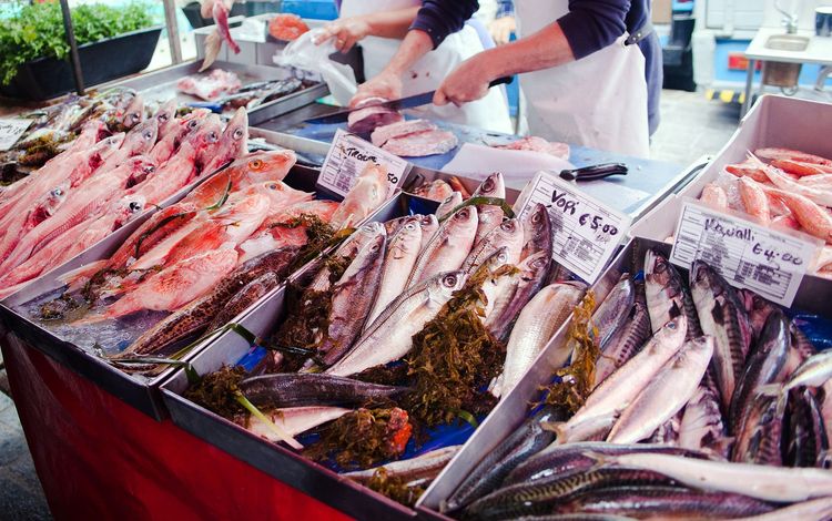 Poissonniers sur le marché de Marsaxlokk