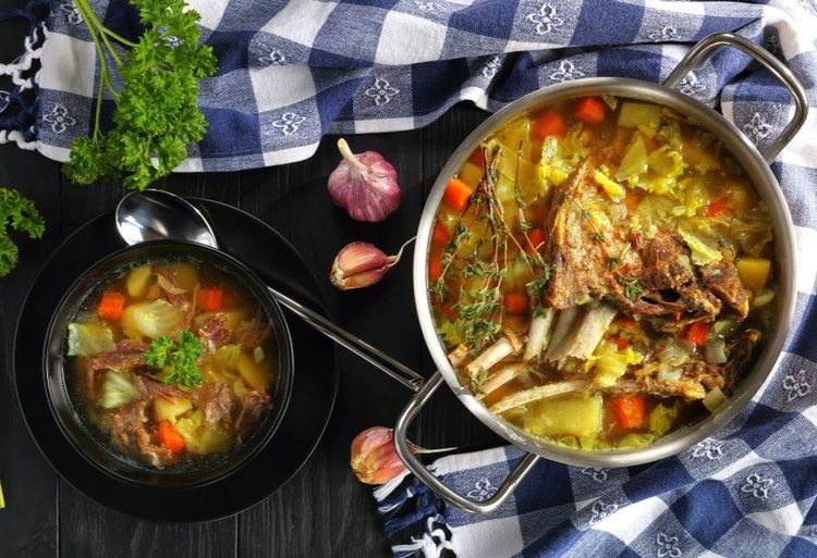 La traditionnelle soupe d'agneau (kjotsupa) aux légumes et aromates