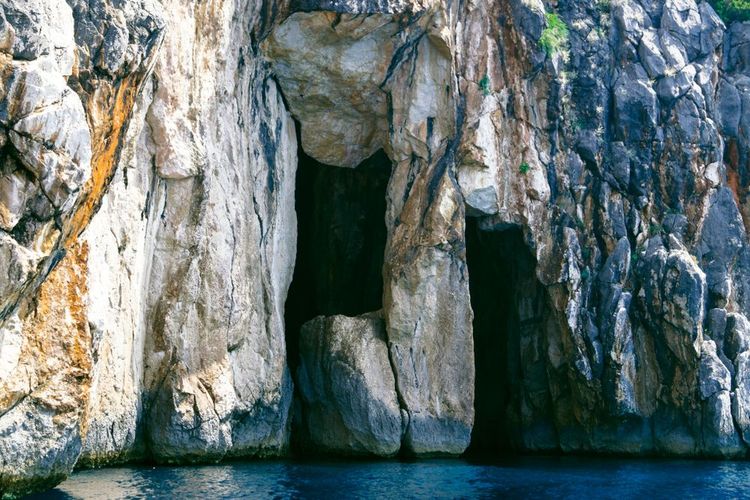Les deux trous dans la falaise marque l'entrée de la grotte