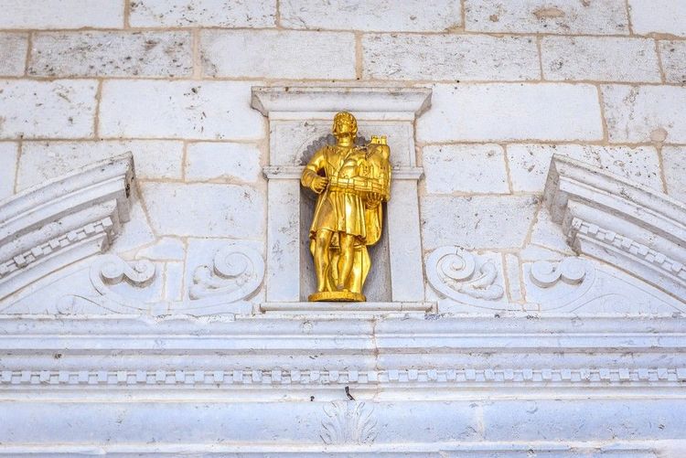 Statue dorée représentant Tryphon de Lampsaque sur le tympan de la cathédrale