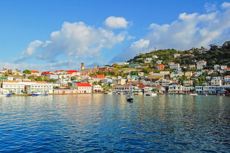 Vue sur le port de Saint-Georges, capitale de l'île de Grenade