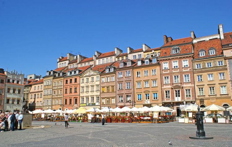 Les terrasses de restaurants de la place du marché principal de Varsovie