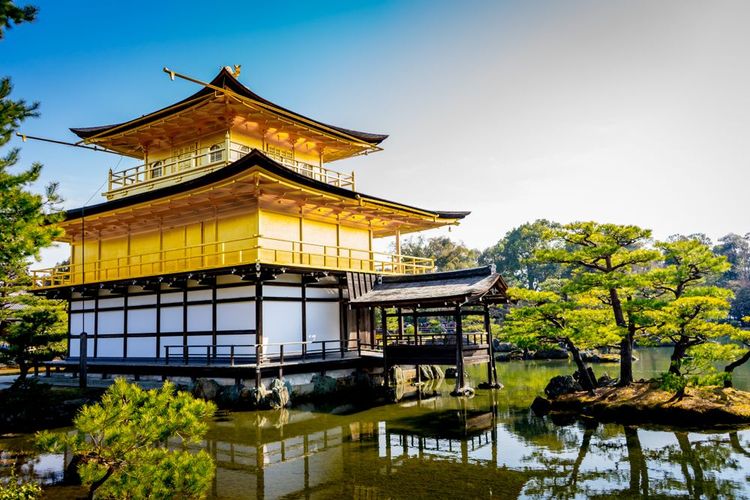 Le temple est aussi nommé Rokuon-ji, littéralement «le temple impérial du jardin des cerfs» 
