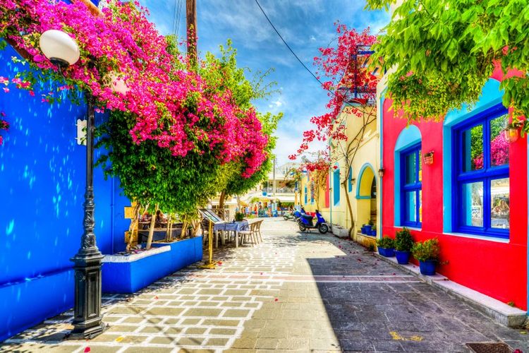 Une rue colorée sur l'île de Kos en Grèce