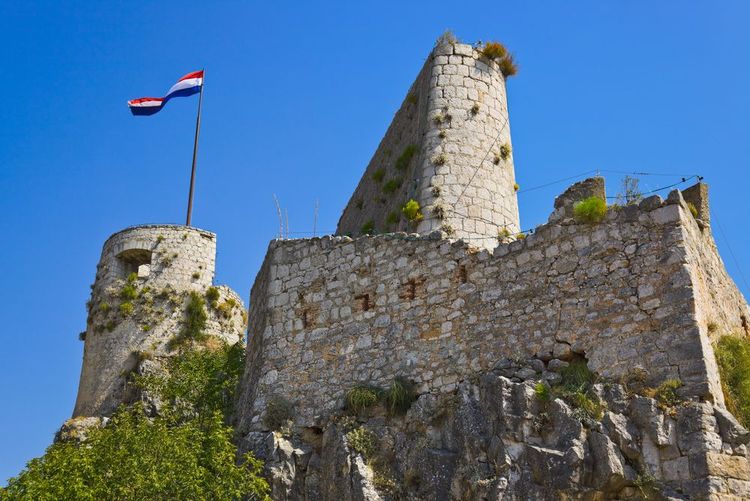 Le fort arbore toujours ses couleurs