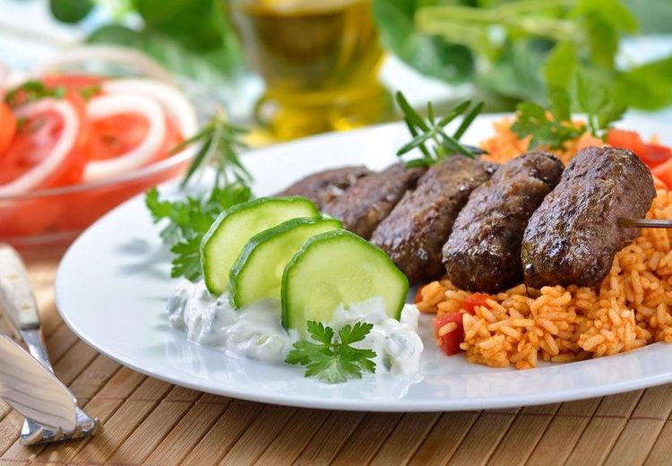 Le ćevapi est souvent cuit et servi en brochettes