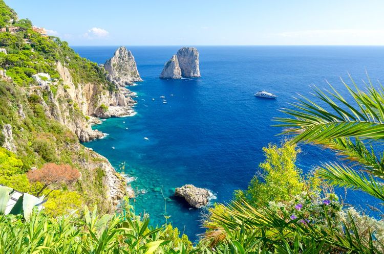 Vista de las rocas Faraglioni en la isla de Capri