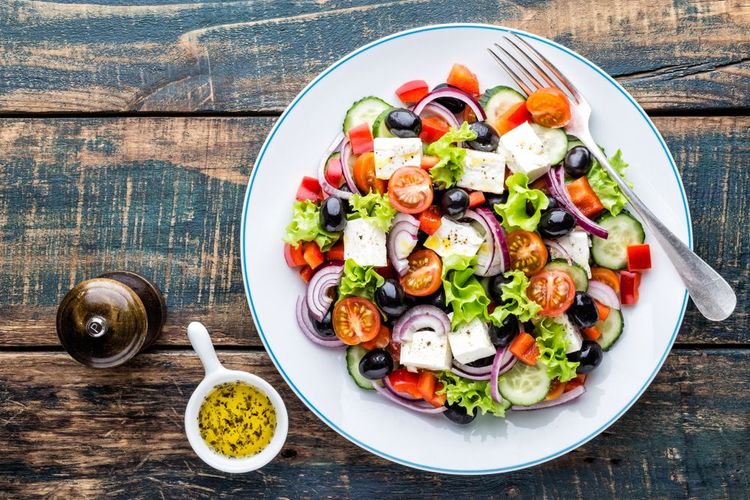 La fameuse salade crétoise : légume, féta, olives et huile d'olive