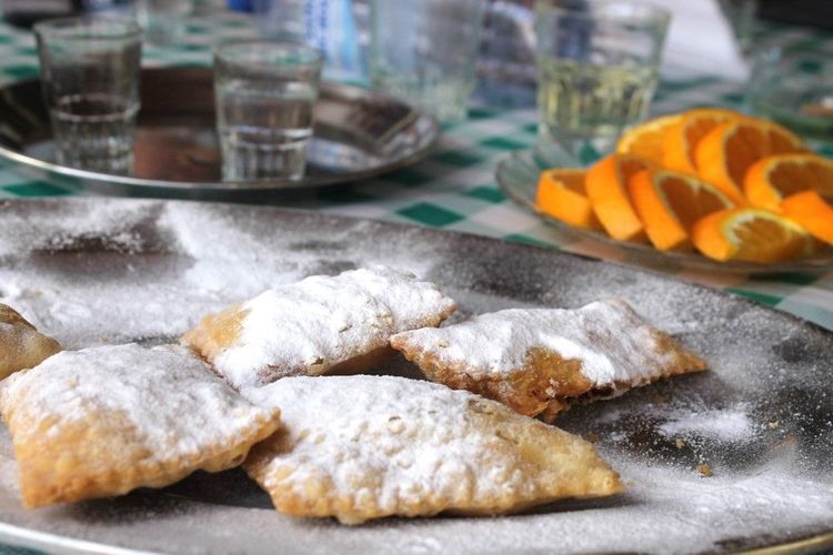 Pâtisseries locales au fromage servies avec des verres de zivania, l'eau de vie chypriote