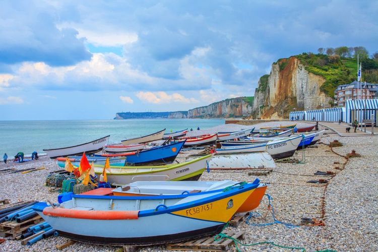 La plage d'Yport à marée haute, France, Normandie