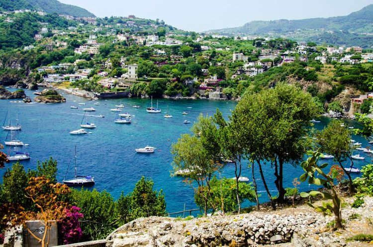 L'île d'Ischia vue du château d'Aragon en Italie