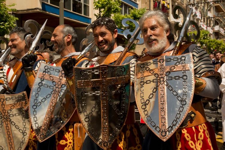 Des participants déguisés, à l'occasion de la fêtes de Maures et des Chrétiens, à Alicante.