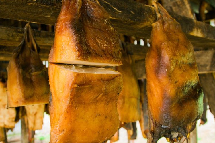 Le hákar est une viande de requin qu'on a laissé fermenter dans des séchoirs