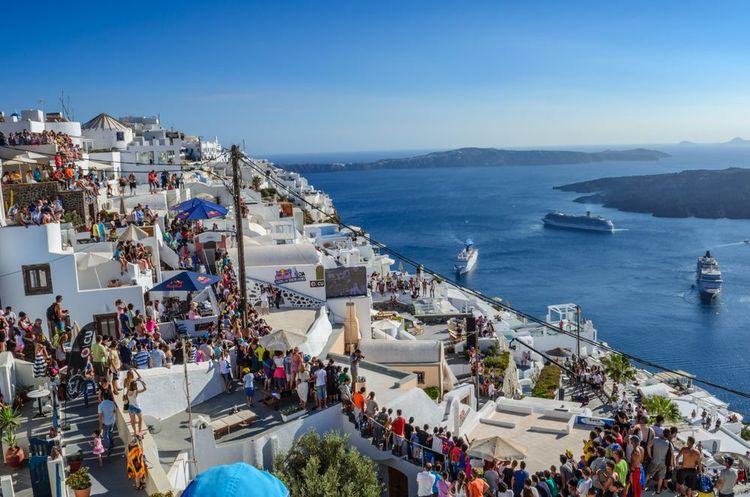 La foule de touristes à Santorin