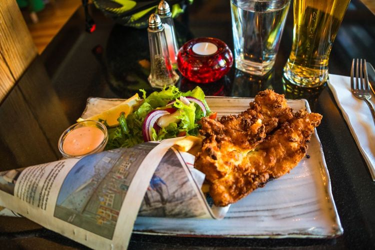 Fish n' chips dans un restaurant du port de Reykjavik
