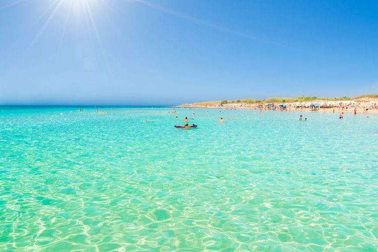 La plage de Pescoluse dans la région de Salento en Italie