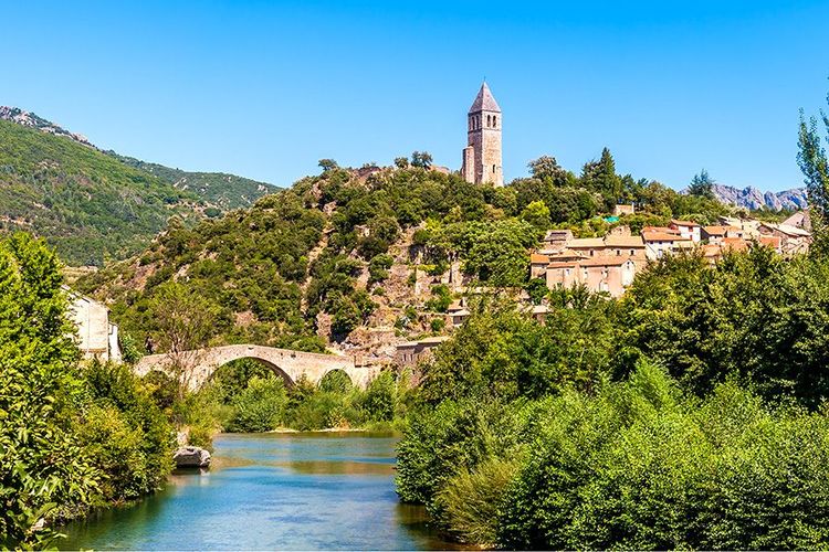 Le village méridional d'Olargues et son fameux "Pont du Diable"