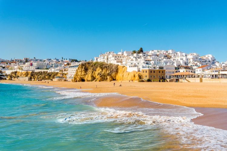 Albufeira e la sua spiaggia in aprile.