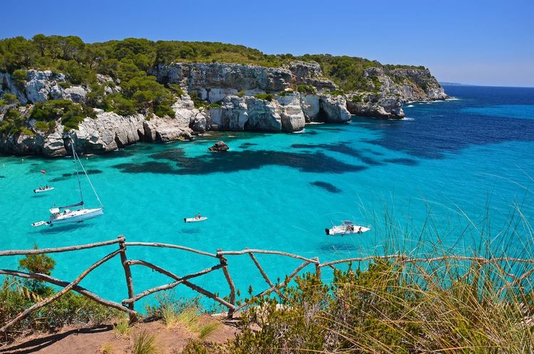 On vient dans la crique de Macarella pour s'adonner aux joies du bain et du snorkling