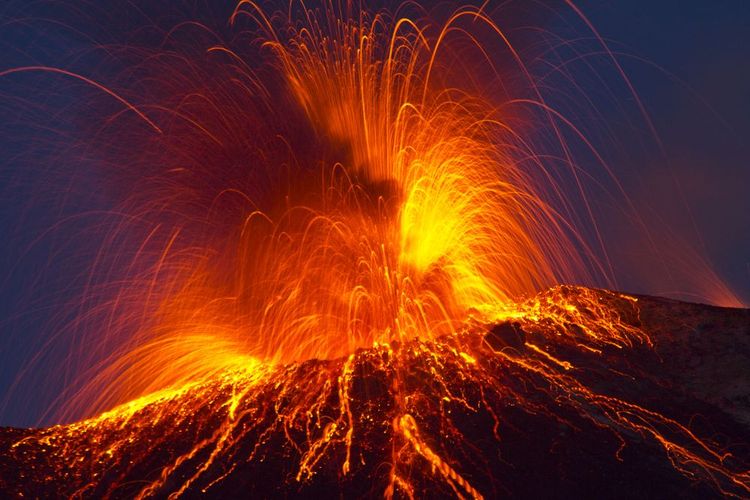 Jets de lave au sommet du Stromboli