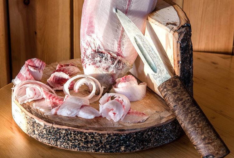 Le stroganina, poisson cru cuit par le gel