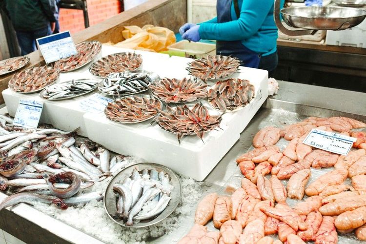 Poissonnier sur le marché de Faro