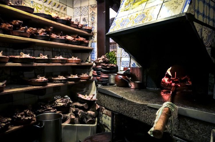 La cuisine d'El Botín et ses cochons de lait