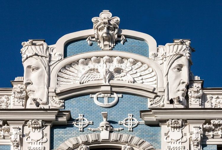 Riche ornement sculpté en haut de la façade de l'immeuble du 10b Elizabetes iela, par Mikhaïl Eisenstein