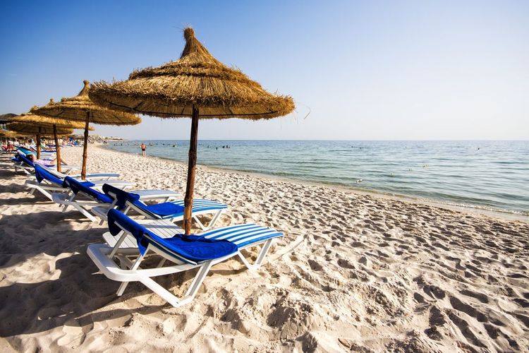 Parasols sur la plage de Port El Kantaoui