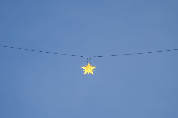 Étoile suspendue entre deux falaises à Moustiers-Sainte-Marie