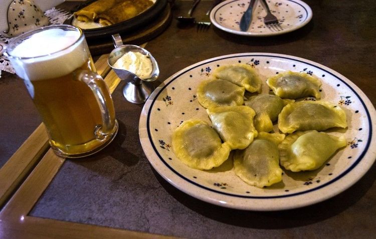 Assiette de pierogies servie à l'intérieur avec une bière
