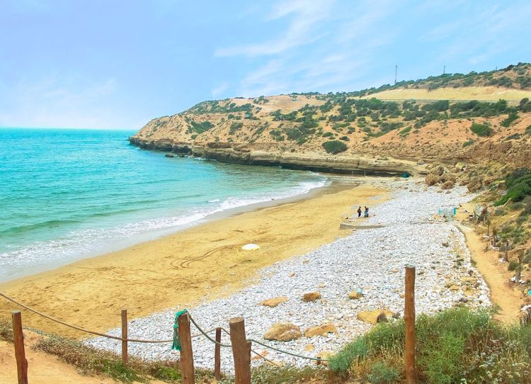 La plage de Taghazout entre sable et galets