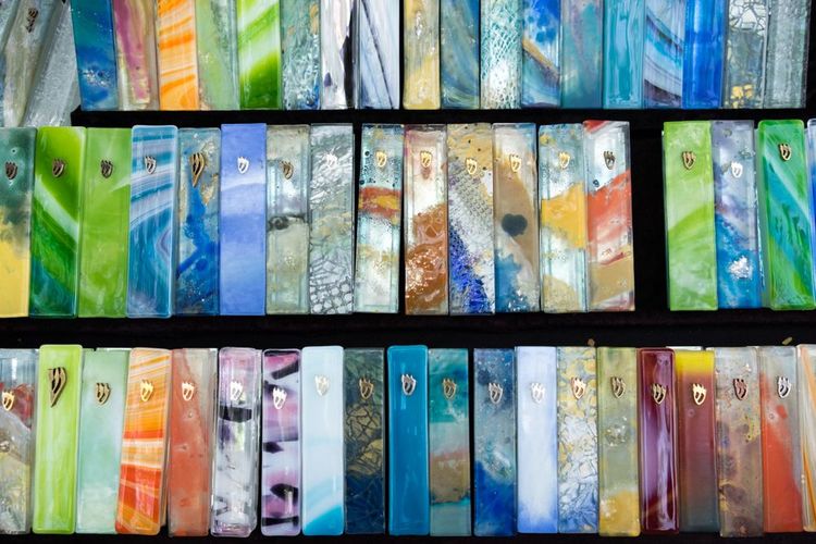 Mezuzah en verre fait main et coloré vendu au marché artisanal de Tel-Aviv.