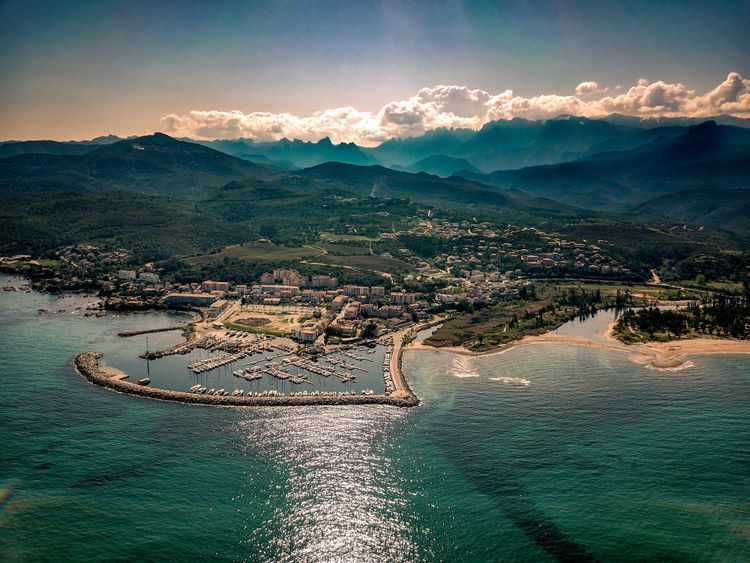 Vue du ciel sur le port de Solenzara