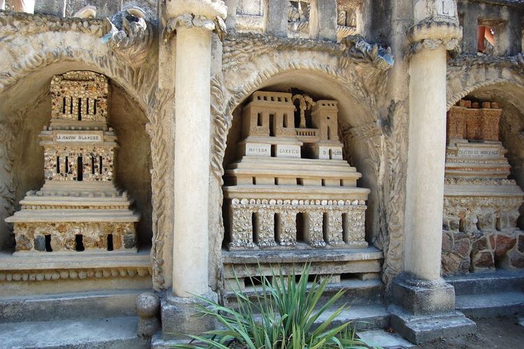 Plusieurs temples et châteaux sont cachés dans la construction du palais idéal du facteur Cheval.