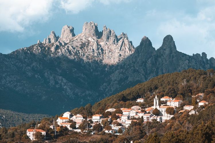 Aiguilles de Bavella et le village de Zonza