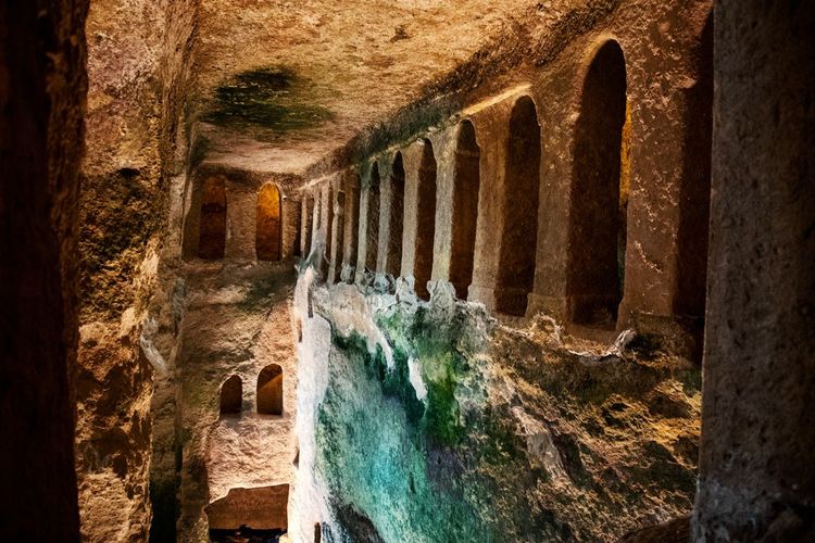 La galerie du haut est munie d'une rangée de fenêtres gothiques