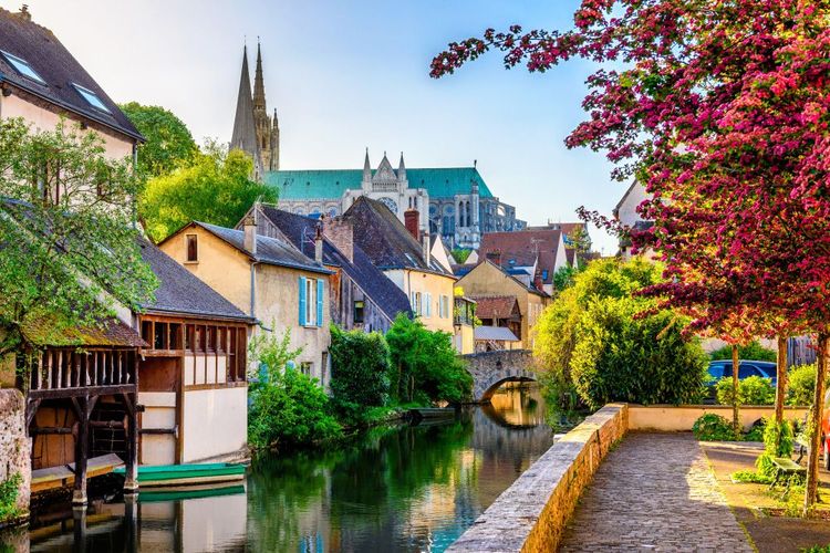 L'Eure passant discrètement à Chartres, derrière la cathédrale