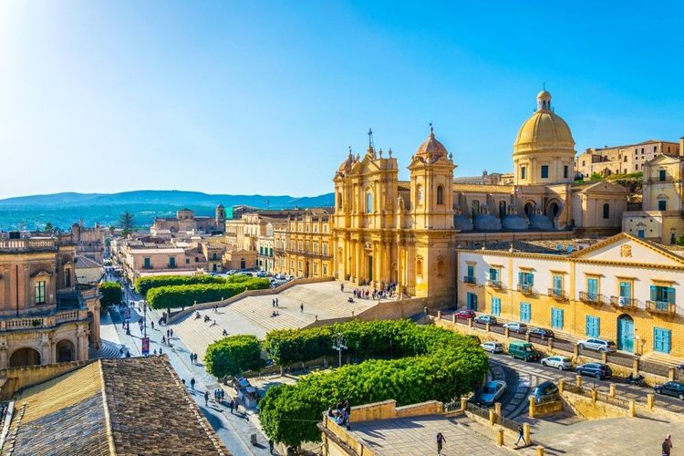 La Basilique Minore di San Nicolò et le Palazzo Ducezio le long du Corso Vittorio Emanuele