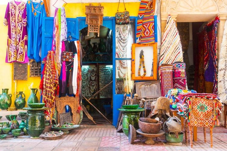 Dans le souk, des boutiques vendent des produits variés