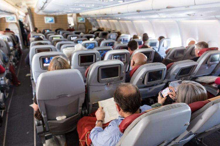Les passagers installés dans l'avion.