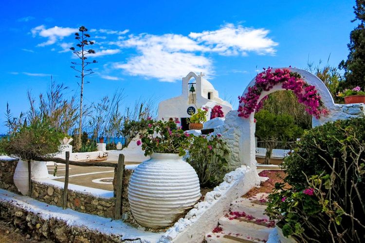 Chapelle blanche typique à Hersonissos en Crète